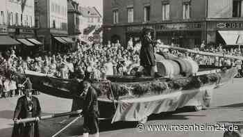Aus dem Stadtarchiv: Eine Plätte zieht zum Herbstfest im Jahr 1956