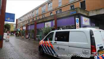 Almere - Twee personen plegen overval op supermarkt in centrum Almere Buiten