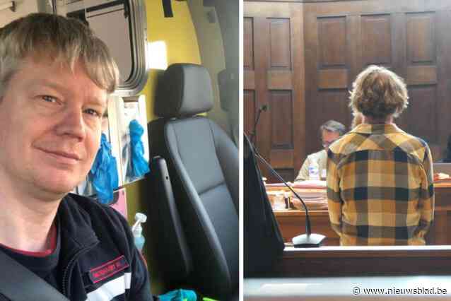 Man (42) die ambulancier Michaël met één welgemikte trap zijn droomjob als ambulancier ontnam, riskeert twee jaar cel: “Hij studeert nu zelf verpleegkunde”