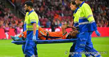 Trieste aftocht Nathan Aké: verdediger Oranje per brancard van het veld