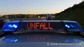 Spektakulärer Unfall auf A8: Anhängergespann schaukelt sich auf und landet AUF Auto