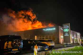 Grote brand bij Land Rover en Jaguar in Oosterhout