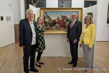 Kurator führt durch Sonderausstellung im Kreismuseum Wewelsburg