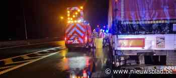 Dieseltank van vrachtwagen scheurt open op oprit E40 Veurne