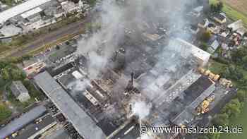 Verheerender Großbrand in Industriebetrieb in Bayern: Feuerwehr kämpft noch immer gegen Flammen