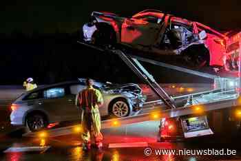 Zware crash in pikdonker, maar bestuurders klimmen uit eigen kracht uit verhakkelde voertuigen