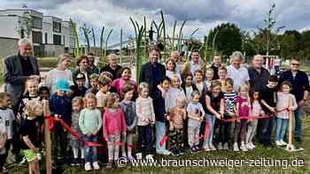 Kinder gestalten Spielplatz in Wolfsburgs Wiesengarten mit