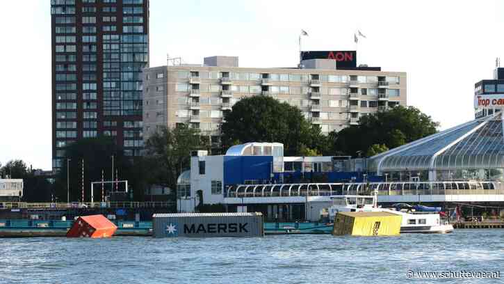 Binnenvaartschip ramt Willemsbrug, meerdere containers te water