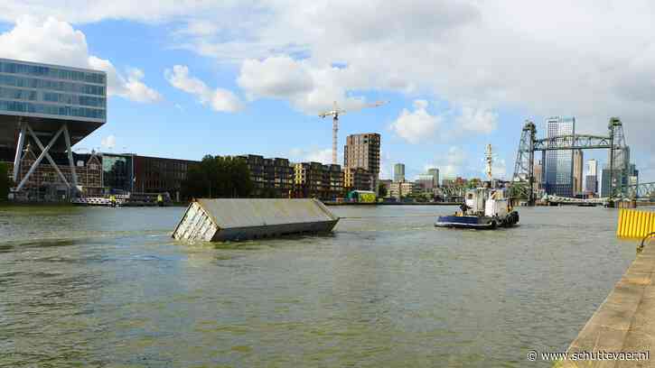 Binnenvaartschip ramt Willemsbrug, twee containers gezonken