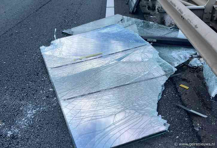 Vrachtwagen verliest kozijnen met glas, lange file tot gevolg