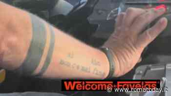 Guida il bus con una bestemmia sul braccio, chiesta la sospensione per l'autista