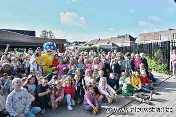 Harelbeekse jeugd gaat high fivend naar school