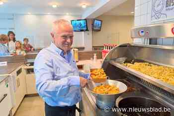 Bekende friturist Jos (61) stopt na 45 jaar met frietjes bakken: “Er zijn al veel traantjes gevloeid”