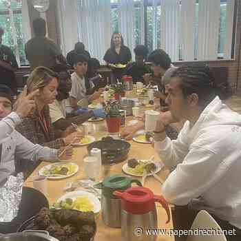 Jonge vluchtelingen koken samen met vrijwilligers Odensehuis