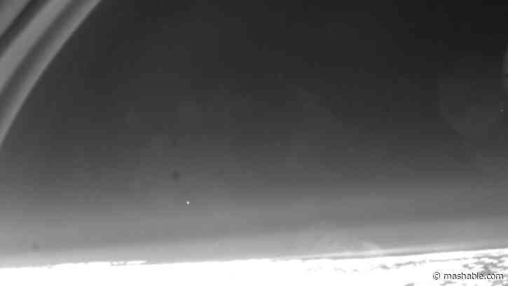 Plane snaps rare footage of a spacecraft reentering Earth from space
