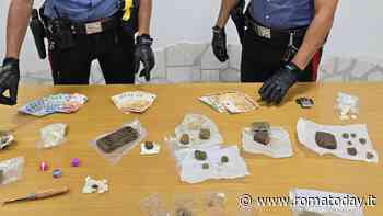 Con hashish e marijuana vicino alla scuola, nei guai giovane spacciatore