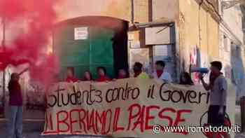 Primo giorno di scuola tra le proteste: a Roma striscioni e fumogeni contro il governo