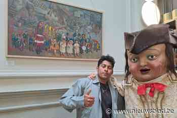 Reus Dolfijn bewondert schilderijen van Mexicaanse Borgerhoutenaar Juan Peza in Plantbar Jacqueline