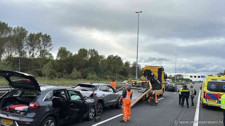Kettingbotsing met vijf auto's op A2 bij Best zorgde voor uur vertraging
