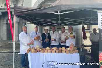 Passanten testen Brot und Würstchen vor dem Paderborner Rathaus