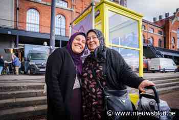 Gele telefooncel van HBVL Luistert op multiculturele markt: “Fijn dat hier wel naar ons geluisterd wordt”