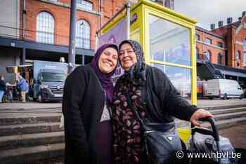 Gele telefooncel van HBVL Luistert op multiculturele markt: “Fijn dat hier wel naar ons geluisterd wordt”
