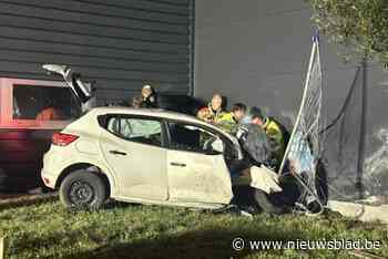 Brandweer bevrijdt bestuurder uit auto na crash