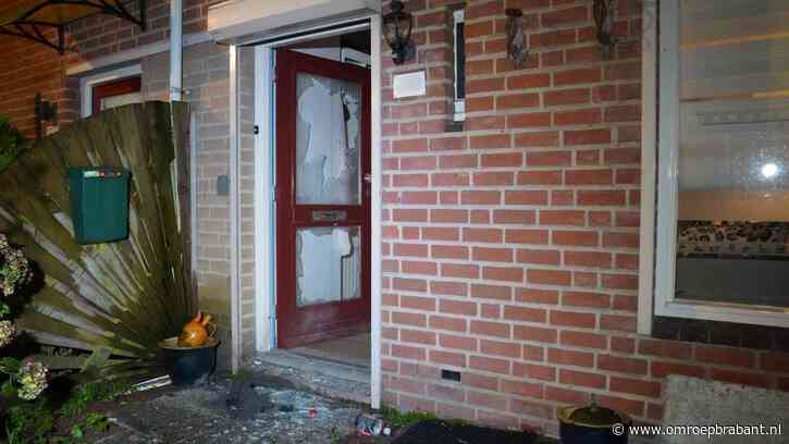 Huis en twee bussen beschadigd nadat drie explosieven afgaan