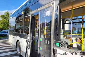 Vrachtwagen raakt lijnbus op kruispunt: twee scholieren lichtgewond