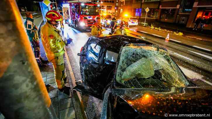 Auto vouwt zich om lantaarnpaal, bestuurder zwaargewond
