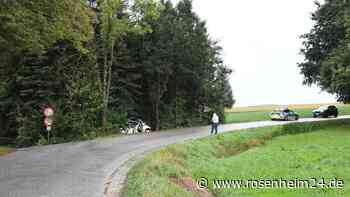 Unfall im Gemeindegebiet Gangkofen: Auto prallt frontal gegen Baum – Fahrer tot