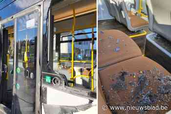 Glas vliegt rond nadat vrachtwagen en lijnbus elkaar raken op kruispunt: twee scholieren lichtgewond