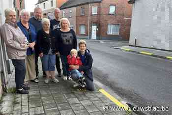 Bewoners stuk Streep boos over schrappen parking voor hun huizen en voorrang van rechts: “Onze auto’s werkten als snelheidsremmers”