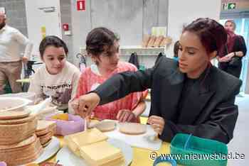 Leerlingen basisschool De Buurt vullen lege boterhamdozen met gezonde voeding: “We zien hier chips en koude frieten in brooddozen”