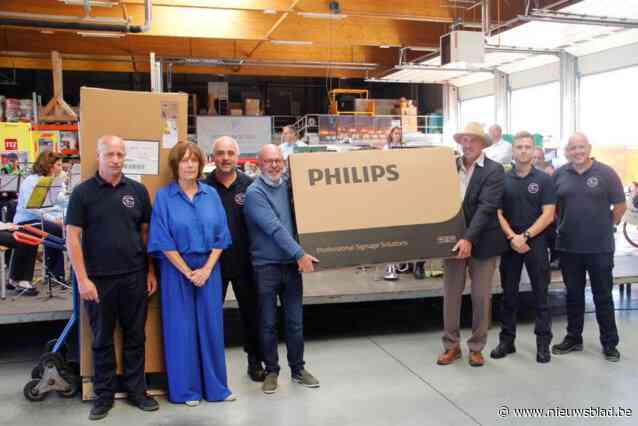 Brandweer schenkt koelkast en tv aan vzw Lichtpunt