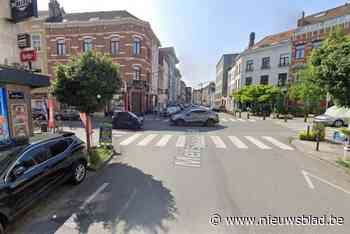 Man gewond bij spectaculair verkeersongeval: auto weggekatapulteerd tegen lantaarnpaal en belandt in winkeletalage