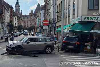 Man gewond bij spectaculair verkeersongeval: auto weggekatapulteerd tegen lantaarnpaal en belandt in winkeletalage