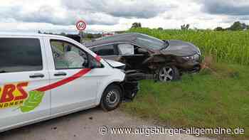 Kleinbus und Auto stoßen bei Jedesheim zusammen