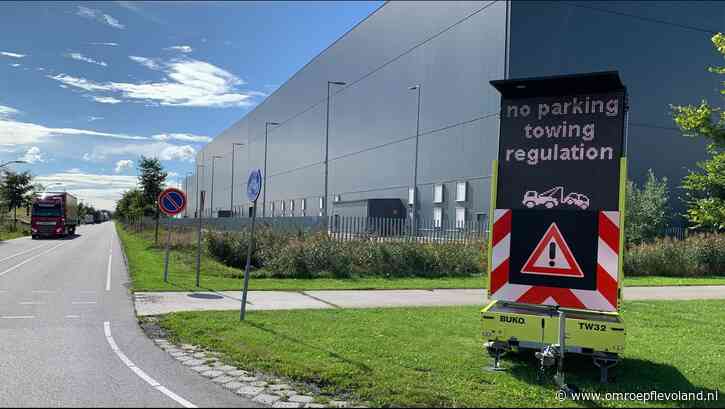 Lelystad - Boetes en wegslepen: Lelystad neemt maatregelen tegen foutparkerende truckers bij Inditex