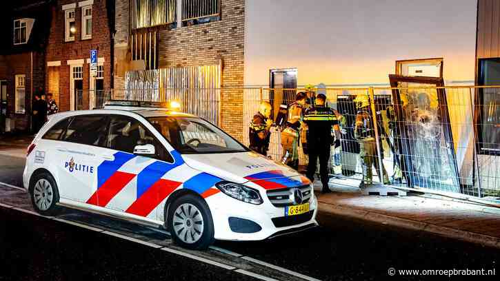Aanslag bij nieuwbouwcomplex, explosief slaat voordeur eruit