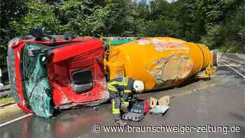 Unfall im Harz: Betonmischer kippt um - Kräne im Einsatz