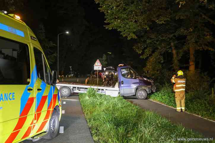 Autoambulance aan achteren aangereden, veroorzaker rijdt door