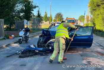 Bestuurder verblind door de zon: auto botst tegen geparkeerde vrachtwagen