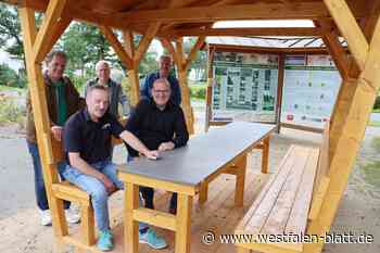 Alltagsmensch „Hannes“ in Delbrück steht nun an Sitzbankgruppe