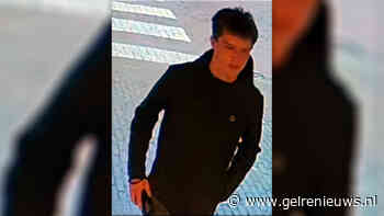 VIDEO: Jongeman steelt pakketje met smartphone bij supermarkt