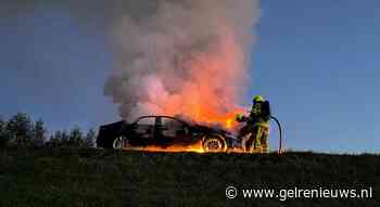 Jaguar vliegt in brand op dijk, geheel uitgebrand