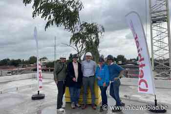 Heilige Familie plant meiboom op dak van nieuw scholencomplex