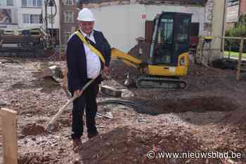 Na hobbelig parcours gaat schop de grond in voor toeristisch bezoekerscentrum: “Het wordt een moderne weerspiegeling van de kapel”
