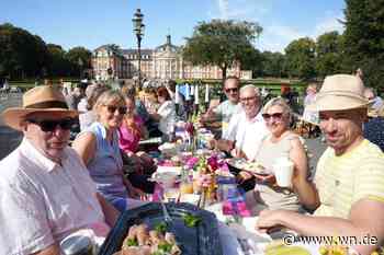 Noch freie Tische für den Bürgerbrunch vor dem Schloss
