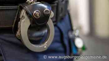 Betrunkene Frau flippt aus und geht auf Polizei und Rettungsdienst los